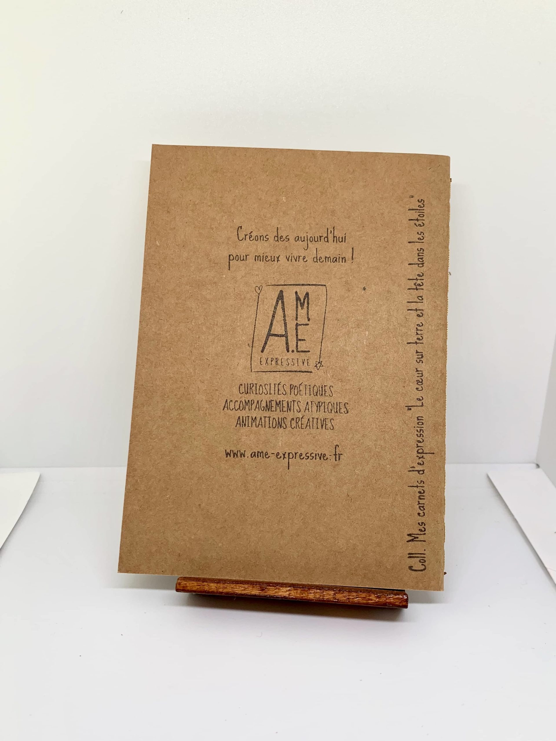 Quatrième de couverture des Carnets d'Expression de la collection "Le Cœur sur terre et la tête dans les étoiles". Distribution Du Baume Aux Cœurs - Concept store - Créations originales inspirantes. Créons des aujourd'hui pour mieux vivre demain. ACCOMPAGNEMENTS ATYPIQUES | CURIOSITÉS POÉTIQUES | ANIMATIONS CRÉATIVES www.ame-expressive.fr