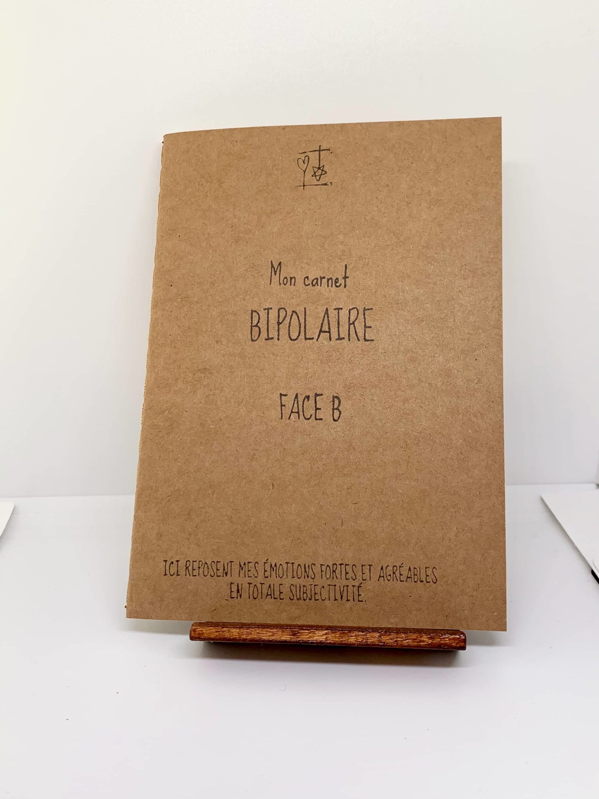 Couverture de Mon carnet BIPOLAIRE - Face B - Ici reposent mes émotions fortes et agréables en totale subjectivité. Mon carnet BIPOLAIRE fait partie des Carnets d'Expression de la collection "Le Cœur sur terre et la tête dans les étoiles". Distribution Du Baume Aux Cœurs - Concept store - Créations originales inspirantes. Créons des aujourd'hui pour mieux vivre demain. ACCOMPAGNEMENTS ATYPIQUES | CURIOSITÉS POÉTIQUES | ANIMATIONS CRÉATIVES www.ame-expressive.fr