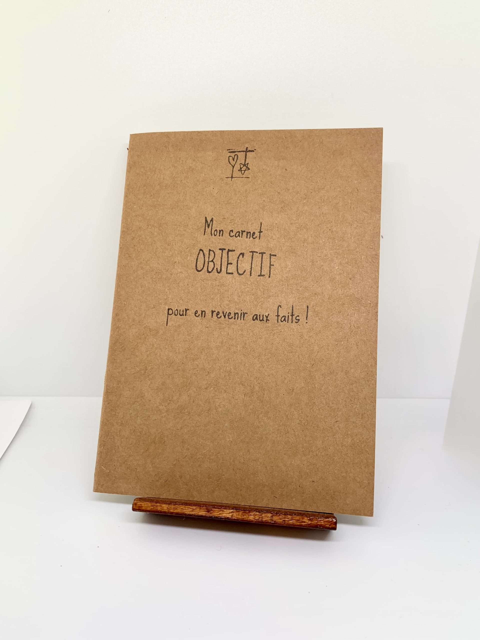Couverture de Mon carnet Objectif - pour en revenir aux faits ! Mon carnet OBJECTIF fait partie des Carnets d'Expression de la collection "Le Cœur sur terre et la tête dans les étoiles". Distribution Du Baume Aux Cœurs - Concept store - Créations originales inspirantes. Créons des aujourd'hui pour mieux vivre demain. ACCOMPAGNEMENTS ATYPIQUES | CURIOSITÉS POÉTIQUES | ANIMATIONS CRÉATIVES www.ame-expressive.fr