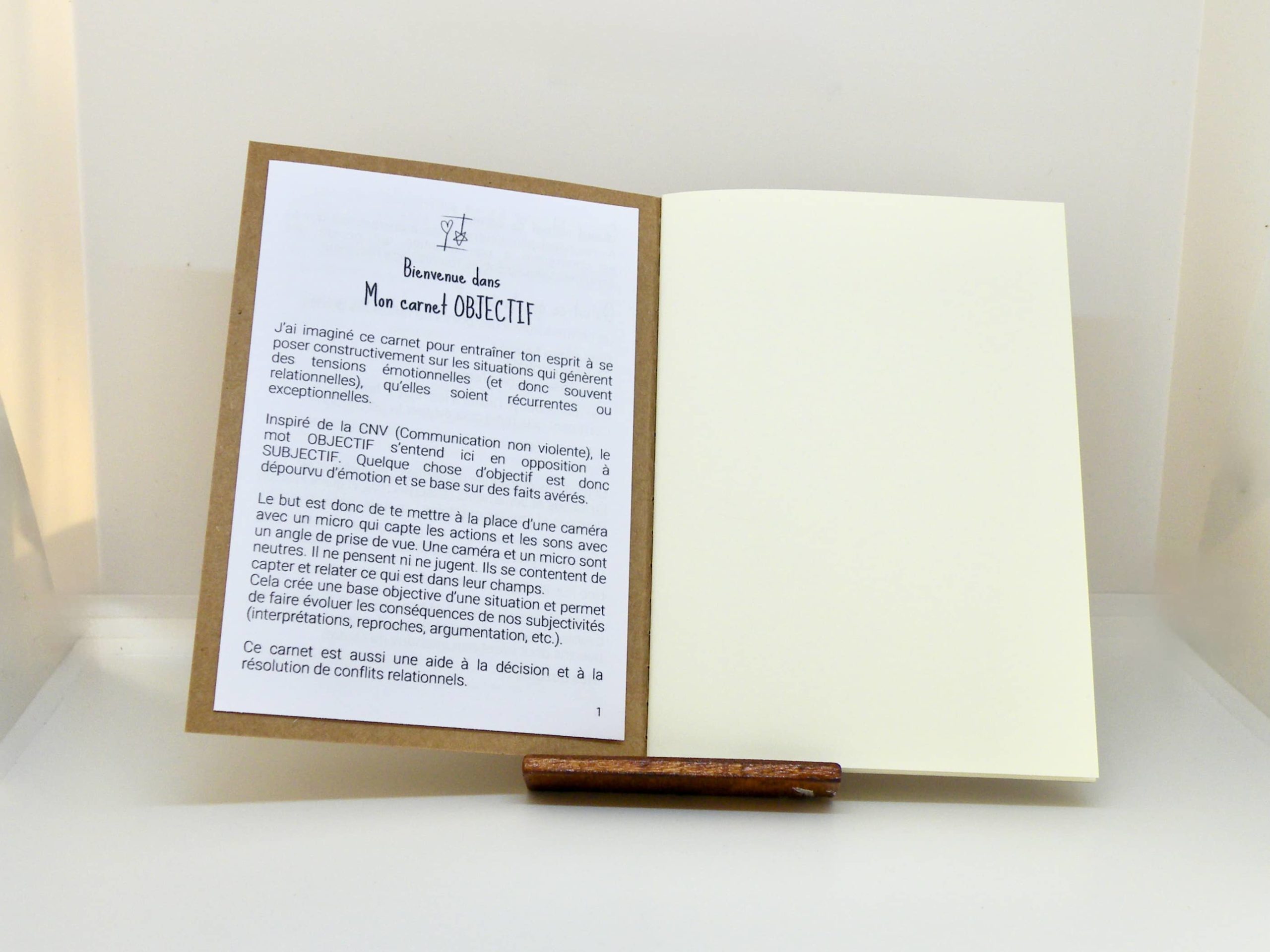 Page 1 du mode d'emploi de Mon carnet Objectif - pour en revenir aux faits ! Mon carnet OBJECTIF fait partie des Carnets d'Expression de la collection "Le Cœur sur terre et la tête dans les étoiles". Distribution Du Baume Aux Cœurs - Concept store - Créations originales inspirantes. Créons des aujourd'hui pour mieux vivre demain. ACCOMPAGNEMENTS ATYPIQUES | CURIOSITÉS POÉTIQUES | ANIMATIONS CRÉATIVES www.ame-expressive.fr