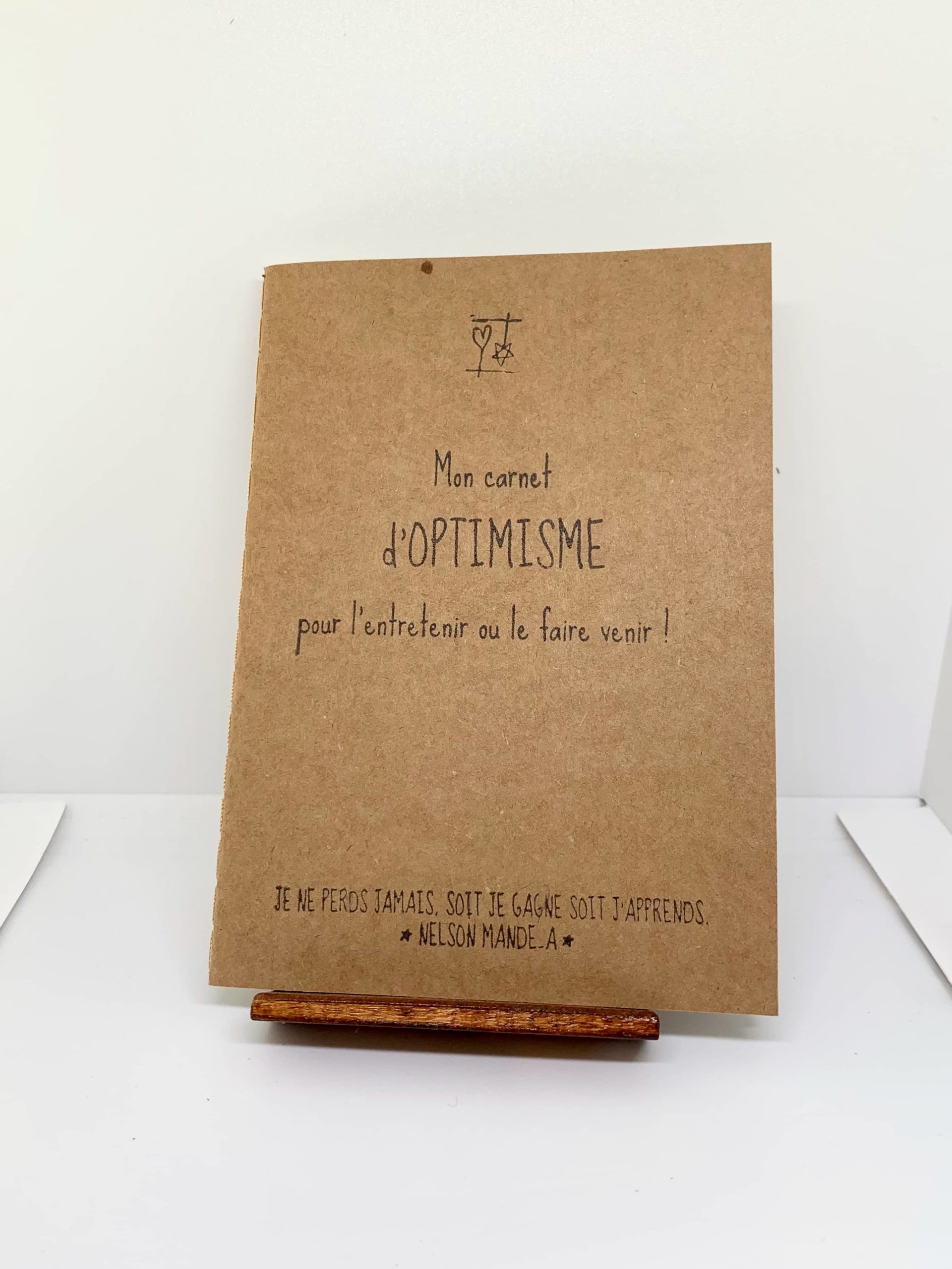 Couverture de Mon carnet d'Optimisme - pour l’entretenir ou le faire venir ! Mon carnet d'OPTIMISME fait partie des Carnets d'Expression de la collection "Le Cœur sur terre et la tête dans les étoiles". Distribution Du Baume Aux Cœurs - Concept store - Créations originales inspirantes. Créons des aujourd'hui pour mieux vivre demain. ACCOMPAGNEMENTS ATYPIQUES | CURIOSITÉS POÉTIQUES | ANIMATIONS CRÉATIVES www.ame-expressive.fr