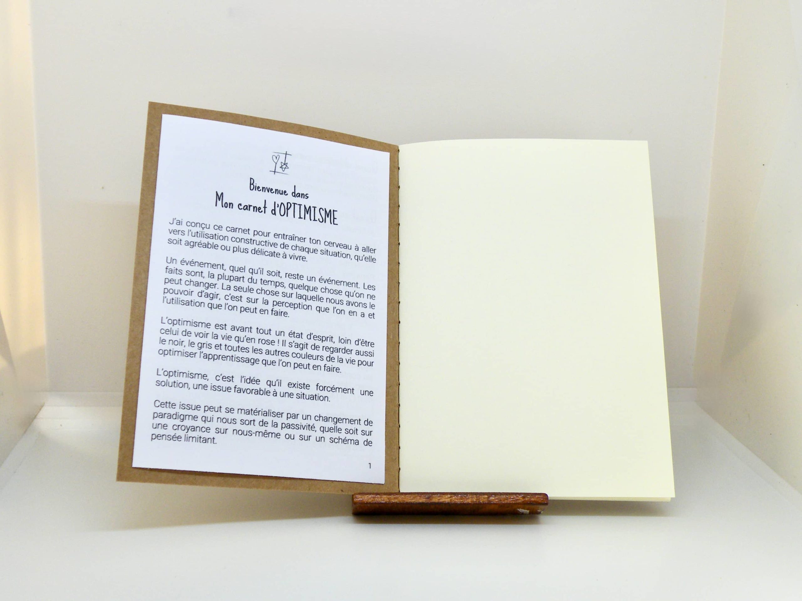 Page 1 du mode d'emploi de Mon carnet d'Optimisme - pour l’entretenir ou le faire venir ! Mon carnet d'OPTIMISME fait partie des Carnets d'Expression de la collection "Le Cœur sur terre et la tête dans les étoiles". Distribution Du Baume Aux Cœurs - Concept store - Créations originales inspirantes. Créons des aujourd'hui pour mieux vivre demain. ACCOMPAGNEMENTS ATYPIQUES | CURIOSITÉS POÉTIQUES | ANIMATIONS CRÉATIVES www.ame-expressive.fr