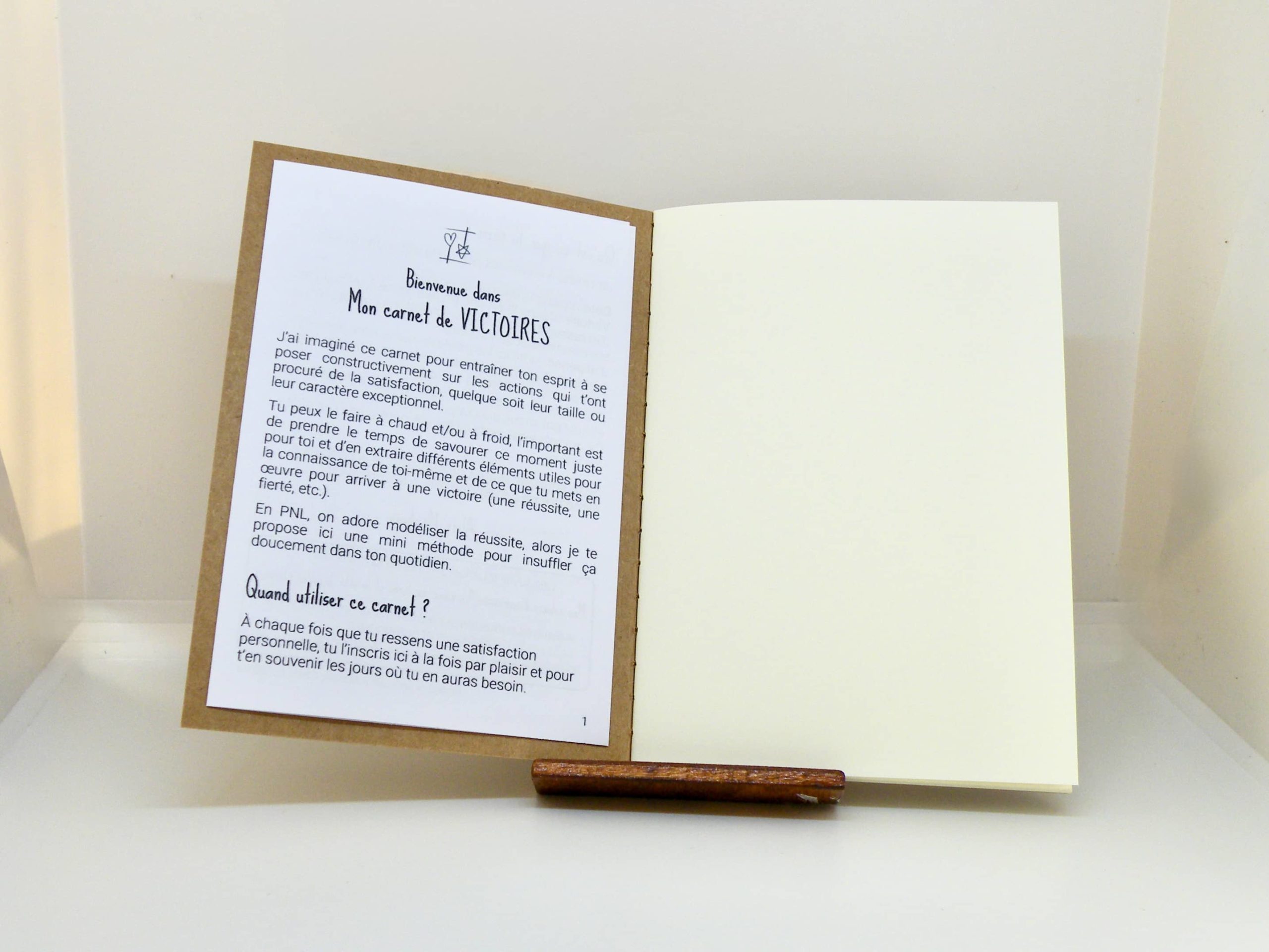 Page 1 du mode d'emploi de Mon carnet de Victoires - pour s’en souvenir et se souvenir ! Mon carnet de VICTOIRES fait partie des Carnets d'Expression de la collection "Le Cœur sur terre et la tête dans les étoiles". Distribution Du Baume Aux Cœurs - Concept store - Créations originales inspirantes. Créons des aujourd'hui pour mieux vivre demain. ACCOMPAGNEMENTS ATYPIQUES | CURIOSITÉS POÉTIQUES | ANIMATIONS CRÉATIVES www.ame-expressive.fr